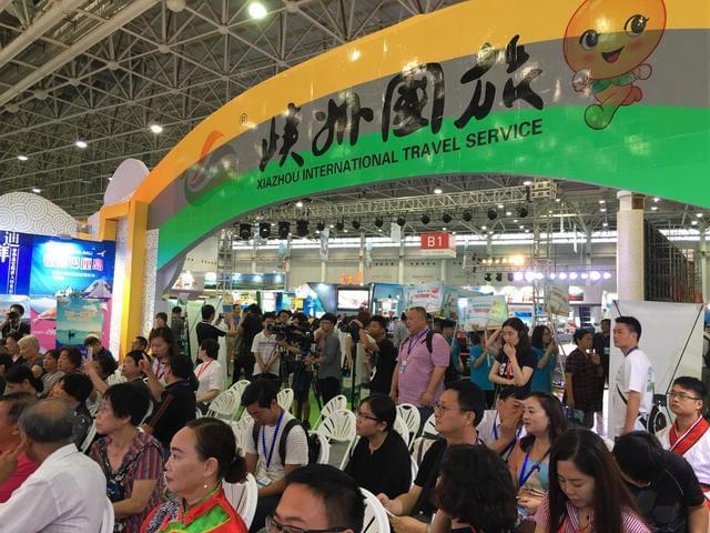 志愿服务暖人心，文明旅游添新景 ——“峡州国旅”志愿者开展“学雷锋、送清凉”爱心活动